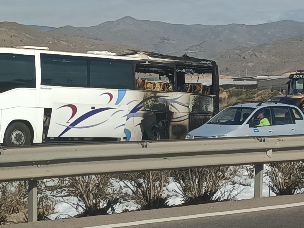 El incendio de un autobús en la A-7 provoca importantes retenciones de tráfico en sentido El Ejido