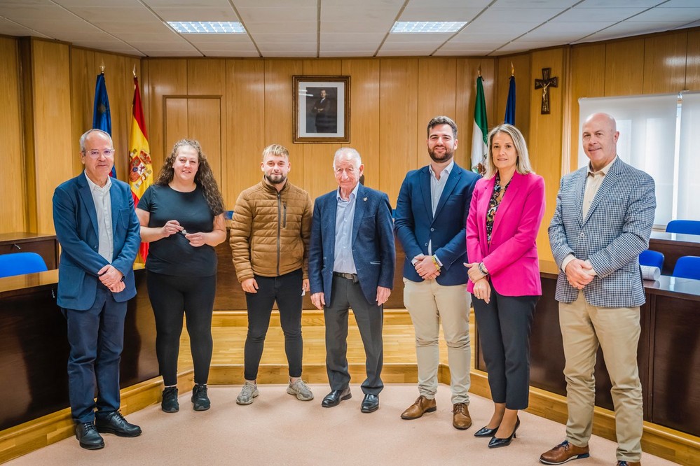 Amat firma los contratos para la concesión de dos establecimientos de hostelería en el municipio