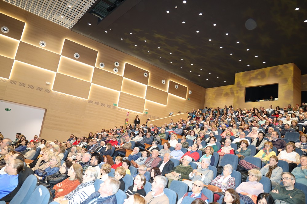 La reapertura del Teatro Municipal de El Ejido se convierte en un éxito registrando un ‘lleno’ con la obra ‘El crédito’