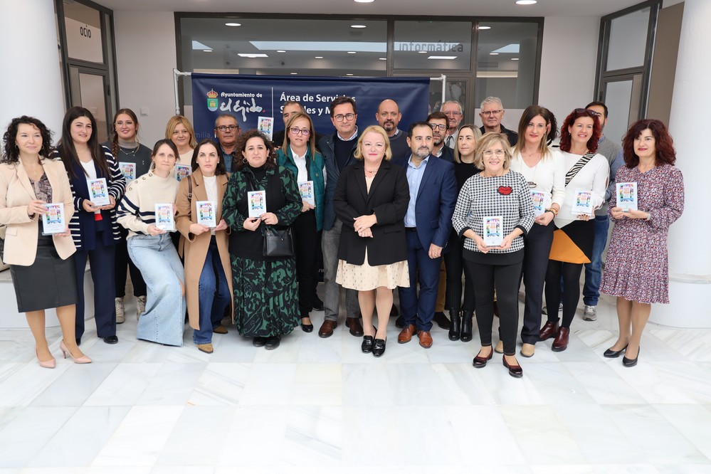 Lectura de manifiesto, stands con asociaciones y reconocimiento a empresas comprometidas para conmemorar el Día Internacional de las Personas con Discapacidad en El Ejido