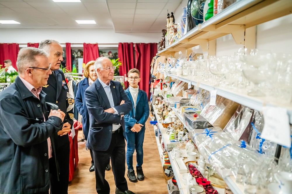 El alcalde de Roquetas de Mar, Gabriel Amat, inaugura el tradicional rastrillo solidario del Santísimo Cristo del Mar