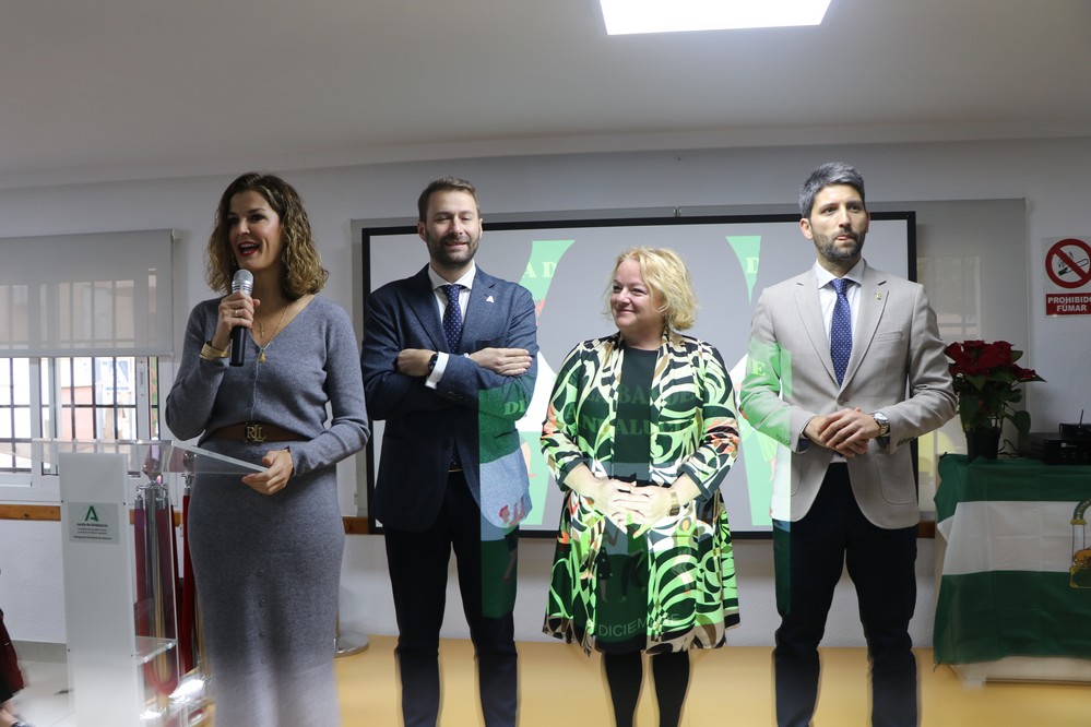 Jóvenes del CEIP José Salazar y mayores del Centro de Participación Activa celebran el Día de la Bandera de Andalucía