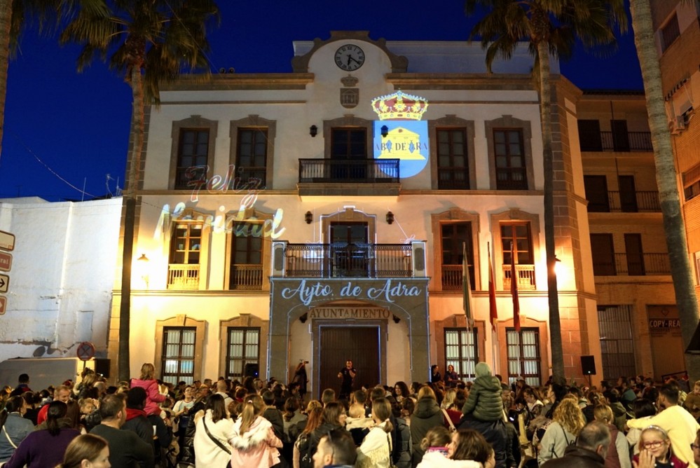 Adra da paso a la Navidad proyectando un espectacular Video Mapping en la fachada del Ayuntamiento