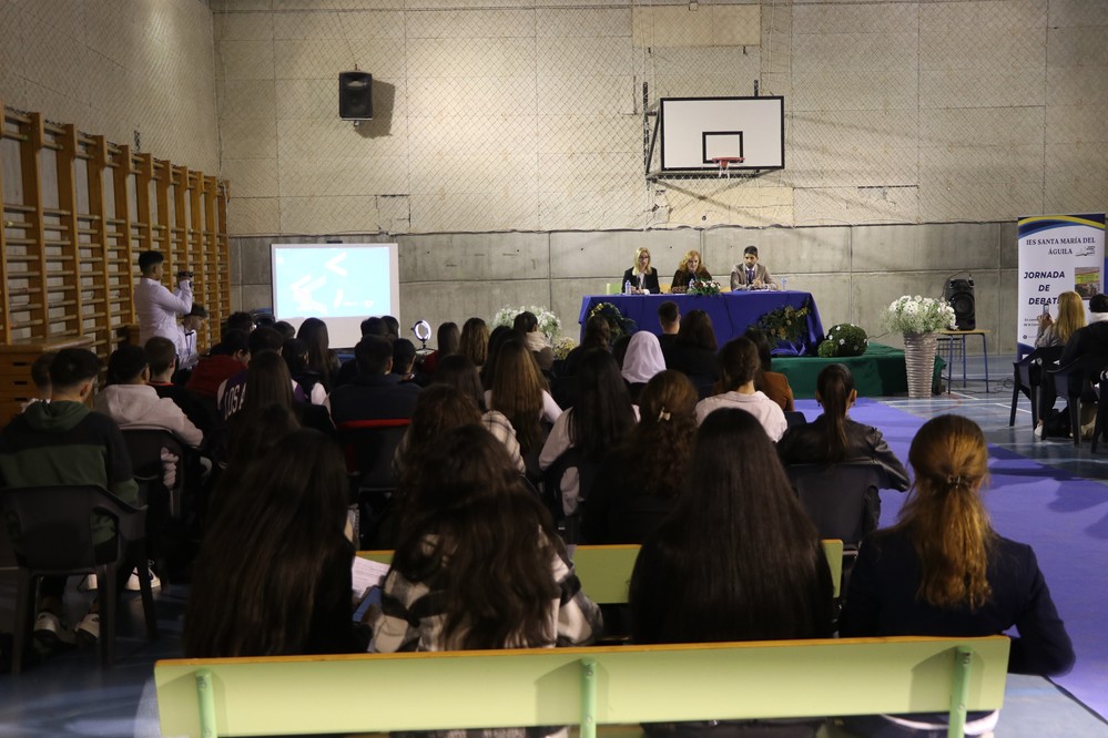 El concejal Javier Rodríguez celebra el Día de la Constitución con el alumnado del IES Santa María del Águila