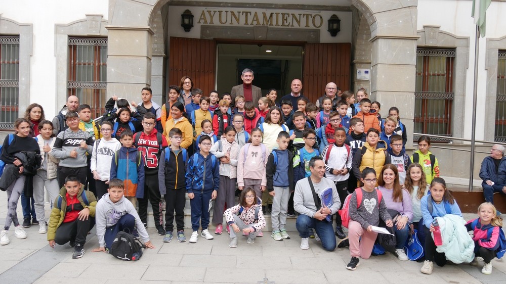 Alrededor de 50 niños y niñas conmemoran el Día de la Constitución en Adra con un Pleno Infantil Extraordinario