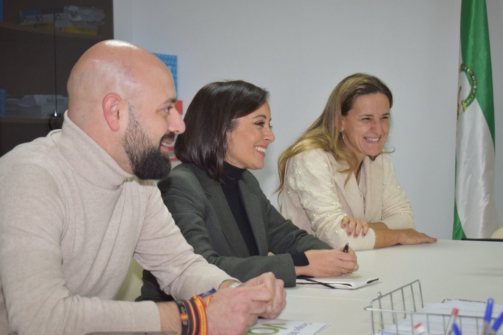 Los parlamentarios de VOX, Mercedes Rodríguez y Juan José Bosquet, visitan El Ejido para conocer la necesidades sanitarias y educativas del municipio