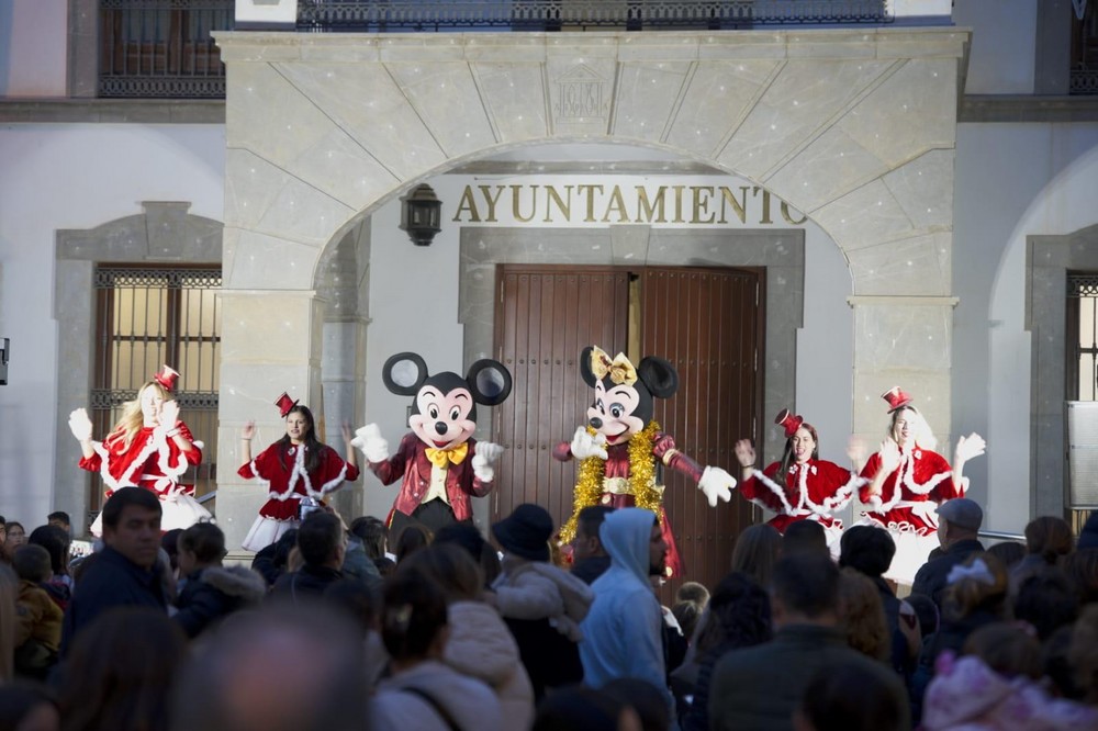 El Encendido de Luces de Navidad y la Gran Nevada en Adra llenan de magia e ilusión a los niños y niñas de la ciudad