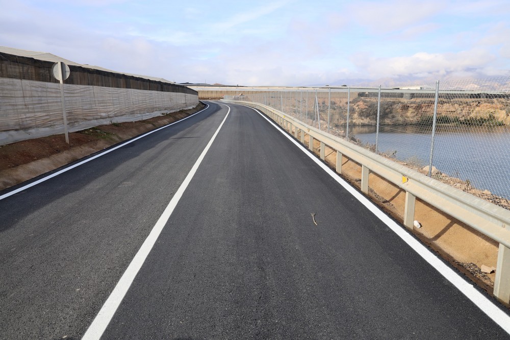 Las obras del Camino de la Depuradora garantizan la seguridad vial y el mantenimiento de infraestructuras municipales de esta vía de comunicación estratégica para El Ejido