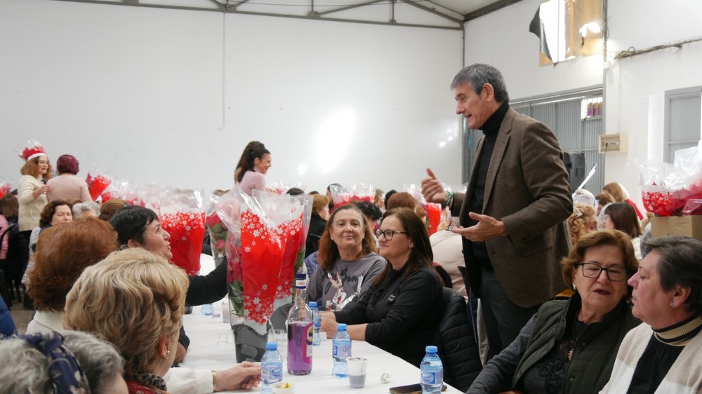 Manuel Cortés celebra la Navidad con 200 usuarias de Talleres Municipales de Adra