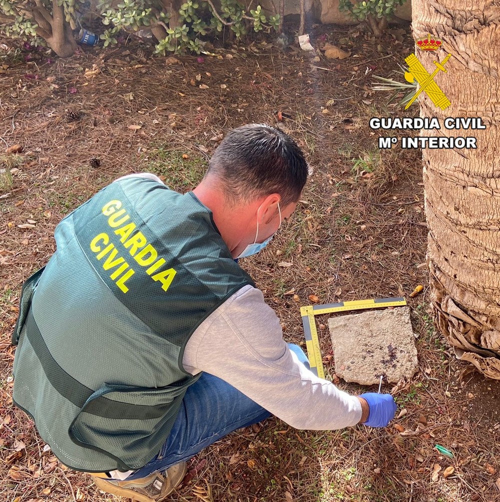 La Guardia Civil detiene a dos personas por agredir gravemente a un hombre en Adra para robarle la recaudación de su negocio