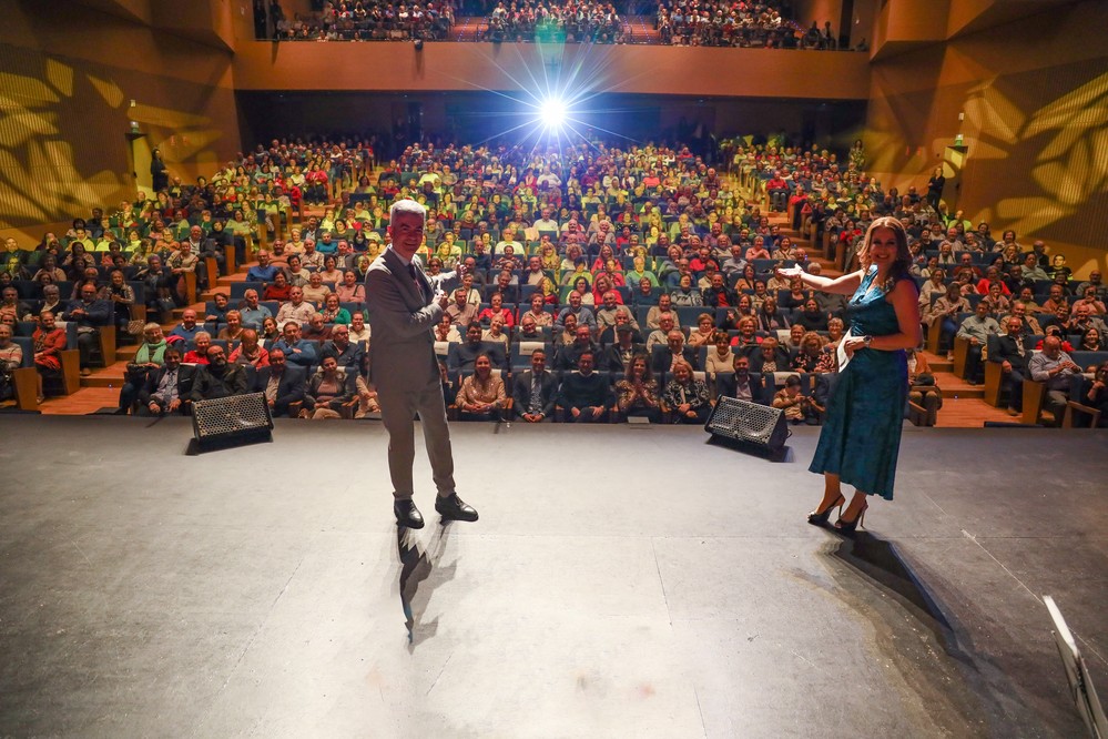 Cerca de un millar de mayores disfrutan de la gran Gala de Navidad en el Auditorio de la mano de Ángel Acién y Eva Ruiz