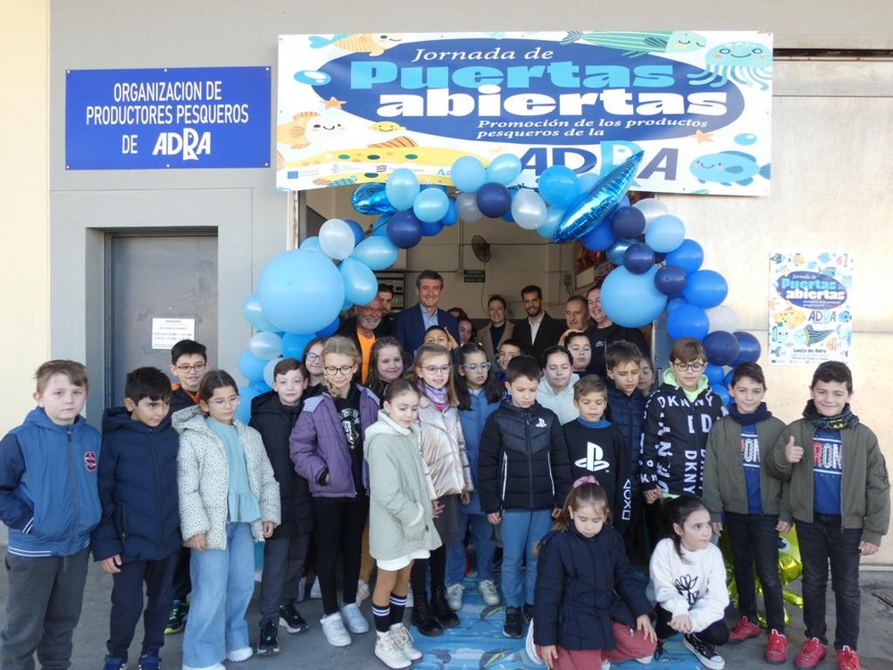Manuel Cortés inaugura una jornada de puertas abiertas para conocer los productos y servicios de la lonja de Adra