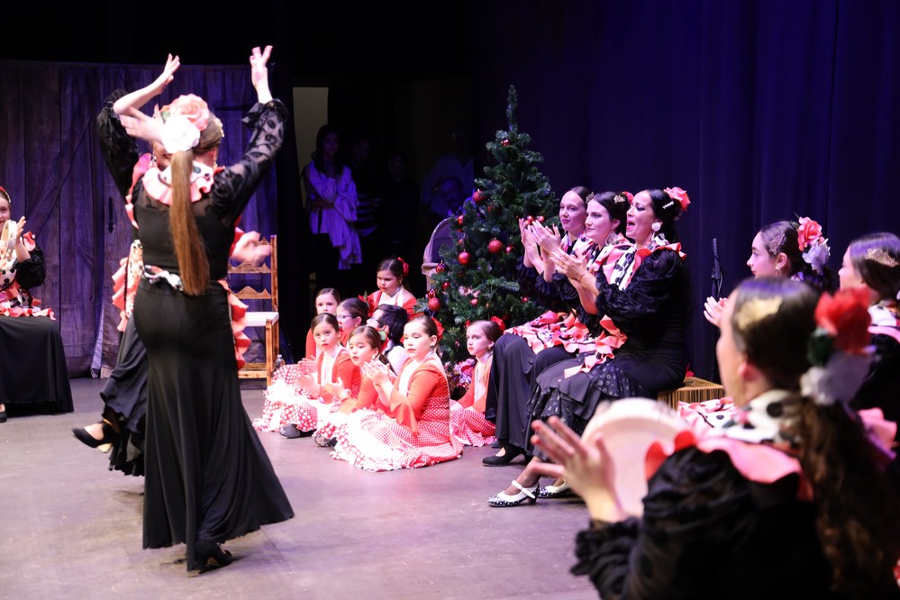 Gran colorido y puesta en escena durante la Zambombada Flamenca de la asociación ‘Francisco Velarde’