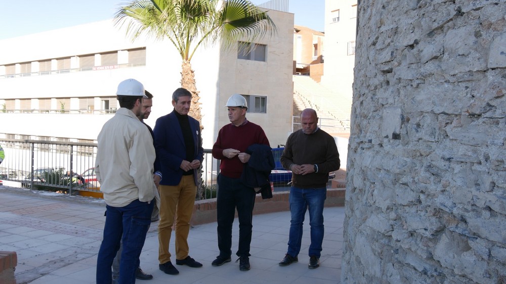 Manuel Cortés visita las obras de conservación y embellecimiento de la Torre de los Perdigones de Adra