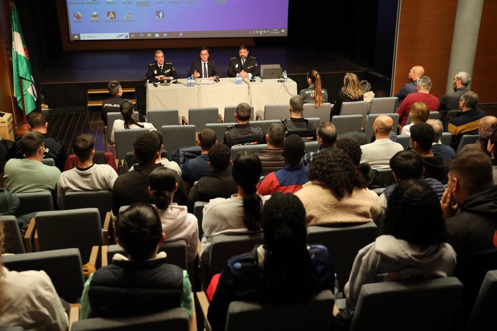 Góngora clausura las jornadas de la Policía Nacional sobre comercio seguro y prevención de estafas a través de las TICs