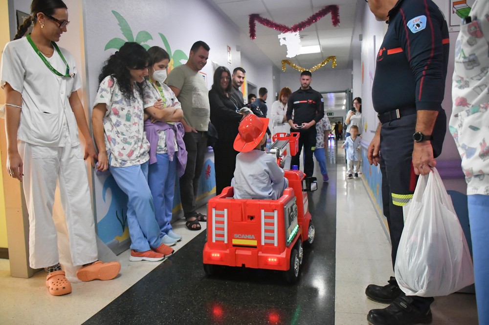 Tres camiones de Bomberos del Poniente llenan de ilusión el área de Pediatría del Hospital Universitario Poniente