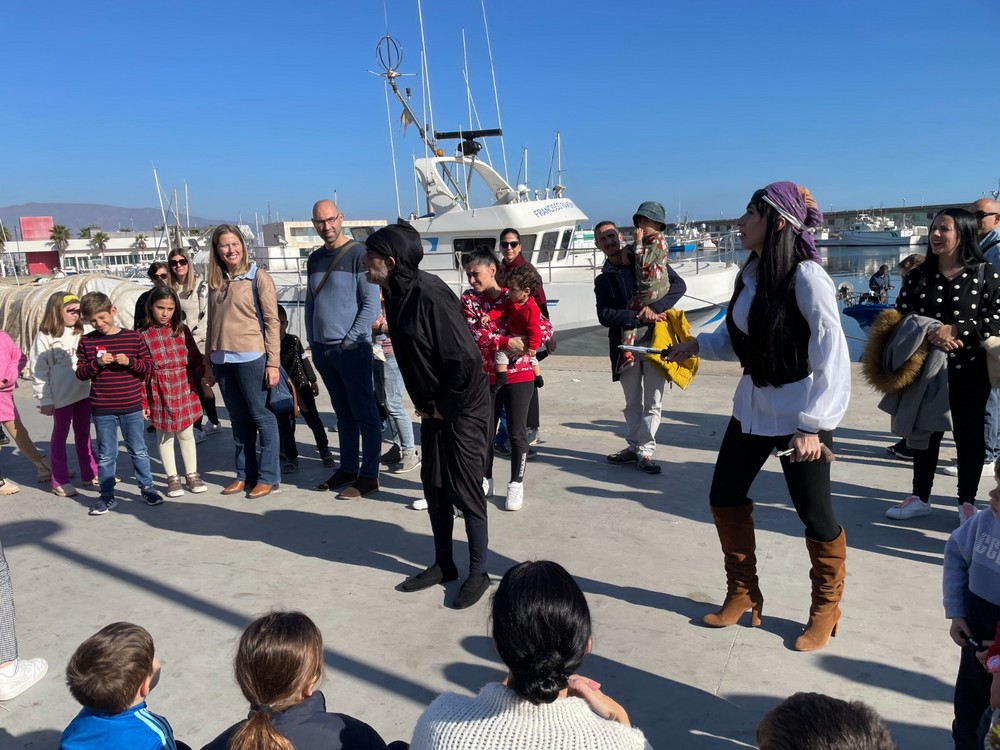 Éxito de participación en la visita teatralizada al entorno del Puerto y el Aula del Mar de Roquetas de Mar