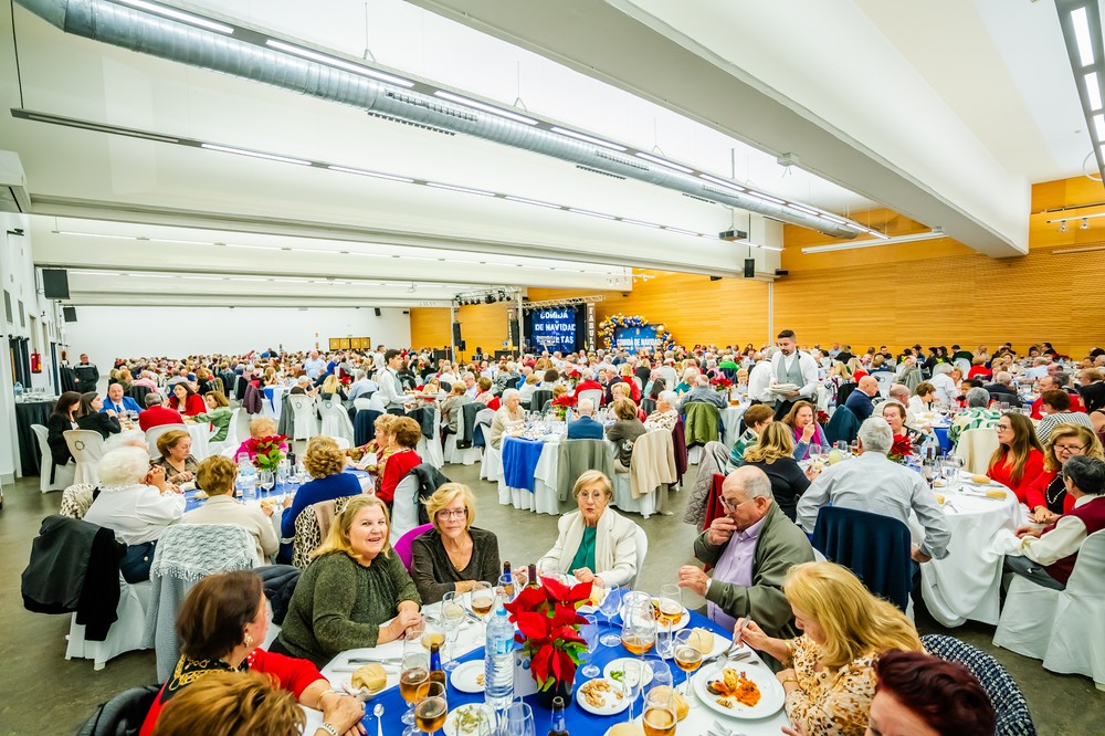 Más de 500 personas mayores disfrutan de una jornada de convivencia la tradicional comida de Navidad