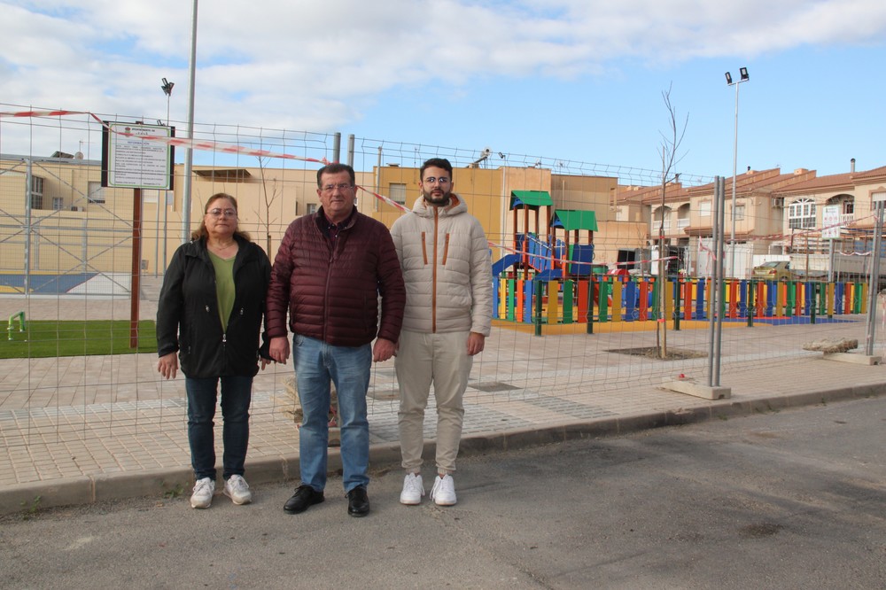 El PSOE celebra la finalización de la nueva zona infantil y deportiva de Las Palmeras-San Francisco