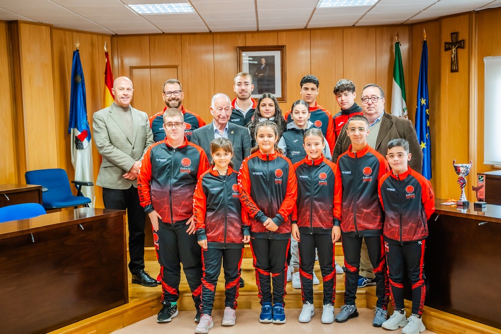 Gabriel Amat felicita a los alumnos de la Escuela de Kárate Sempai por sus logros esta temporada
