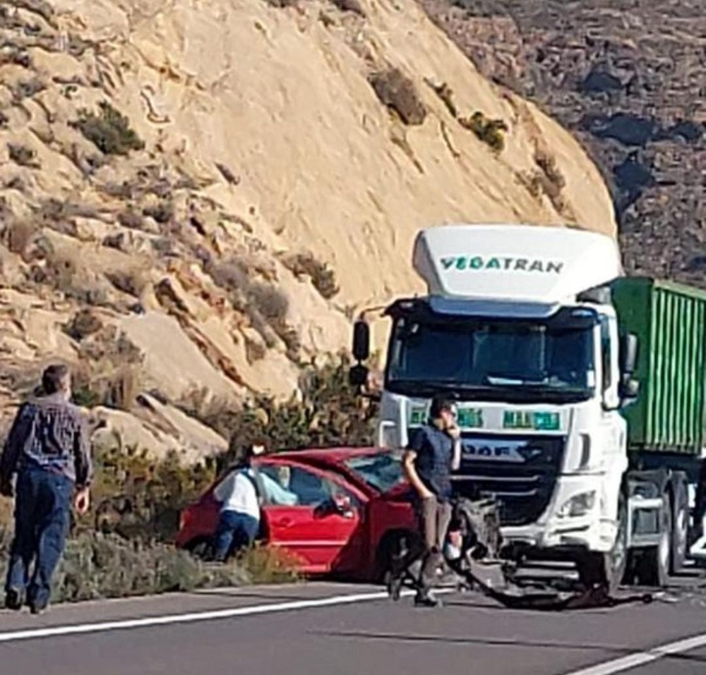 Cuatro heridos tras una triple colisión entre dos turismos y un camión en la carretera de Berja