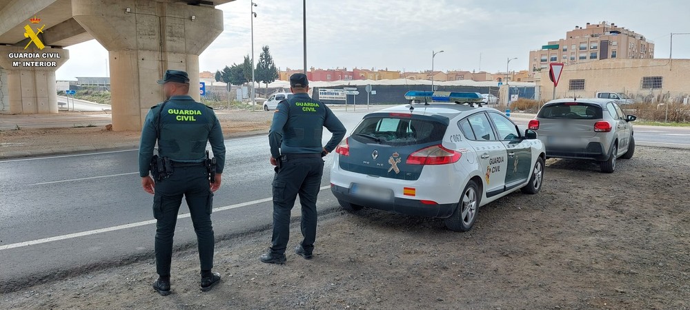 Consigue escapar de su maltratador lanzando notas de socorro por la ventana en Cortijos de Marín