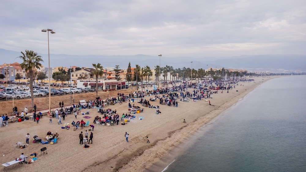 Miles de personas celebran en torno a las hogueras las tradicionales Moragas en Roquetas de Mar