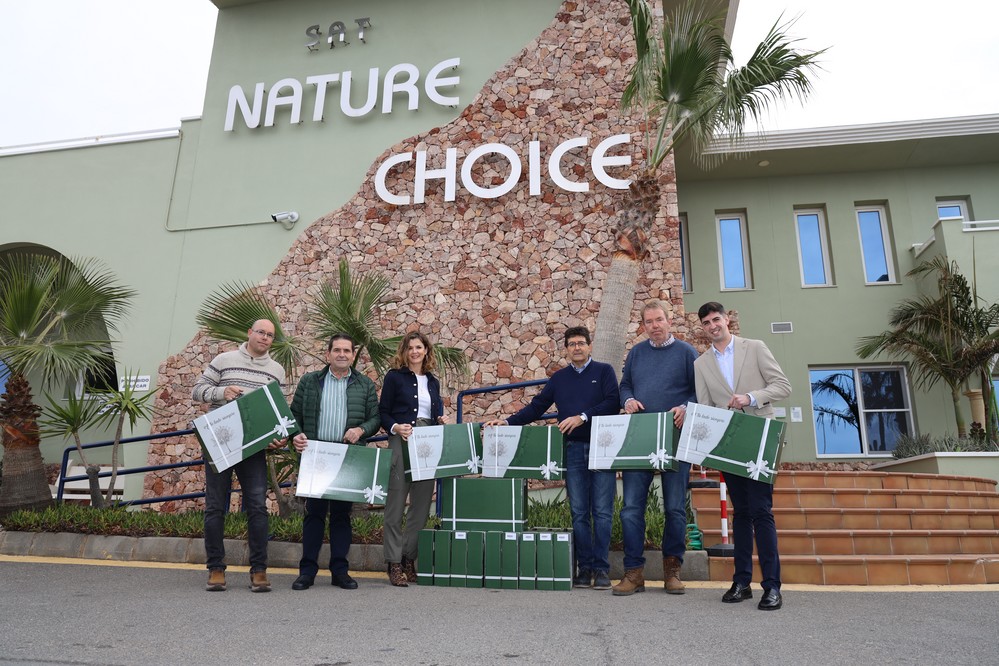 Servicios Sociales destina una donación de productos navideños de SAT Nature Choice a mayores solos y personas en riesgo de exclusión social