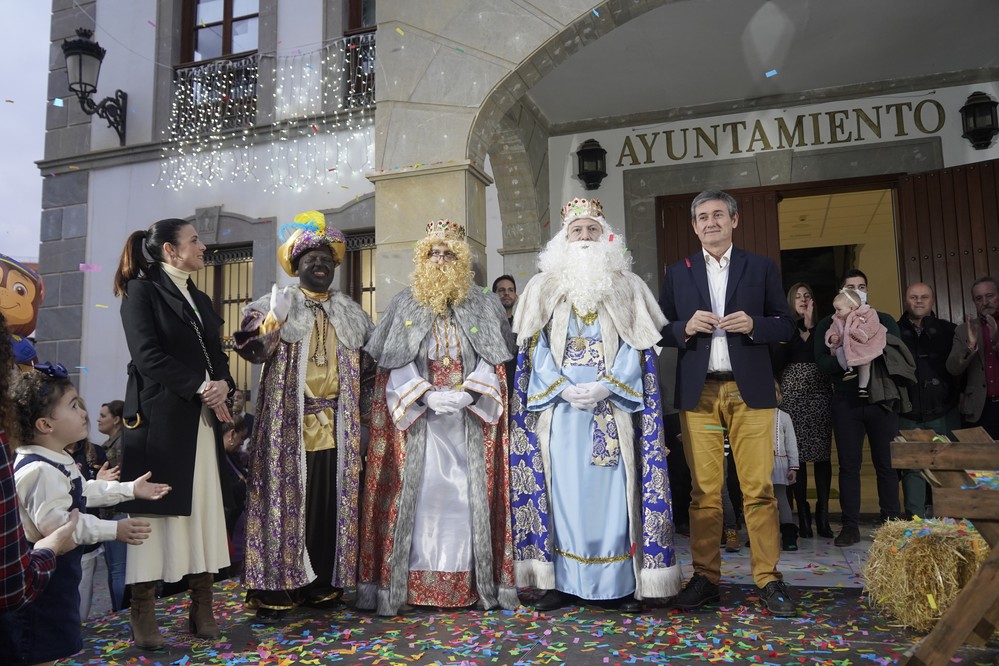 Las calles de Adra se preparan para la llegada de Sus Majestades los Reyes Magos de Oriente