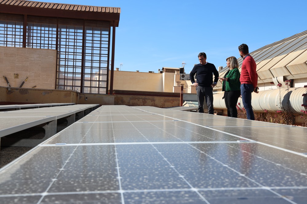 El edificio del Ayuntamiento ejidense ya genera energía eléctrica para autoconsumo gracias a la instalación de placas fotovoltaicas