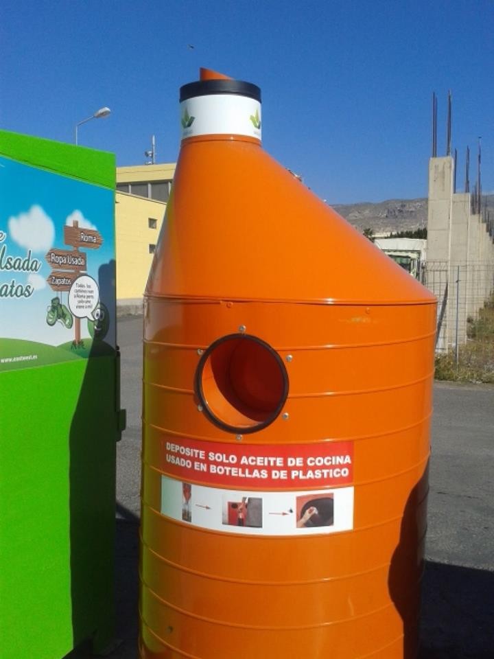 Los vecinos de Vícar se vuelcan en el reciclaje de aceite doméstico y acumulan 4.918 kilos durante 2023