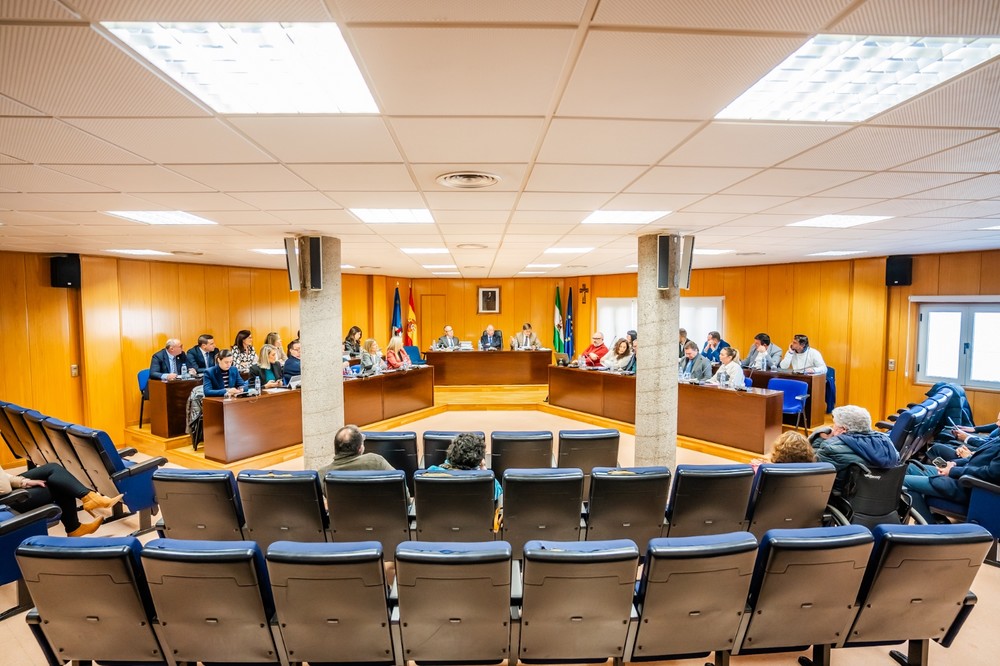 El pleno aprueba la innovación al PGOU que permitirá el traslado del mercadillo de Roquetas de Mar
