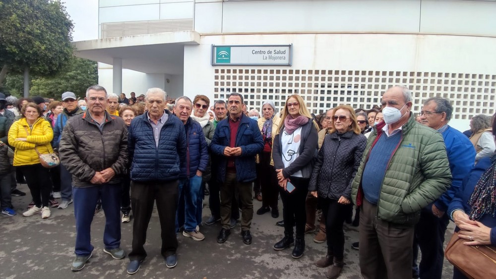 Los vecinos de La Mojonera se manifiestan por una sanidad digna para su centro médico