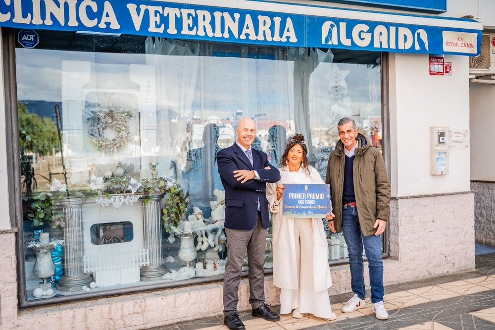 Entrega de premios a los ganadores del concurso de escaparates y del 'Rasca y Gana en Roquetas de Mar'