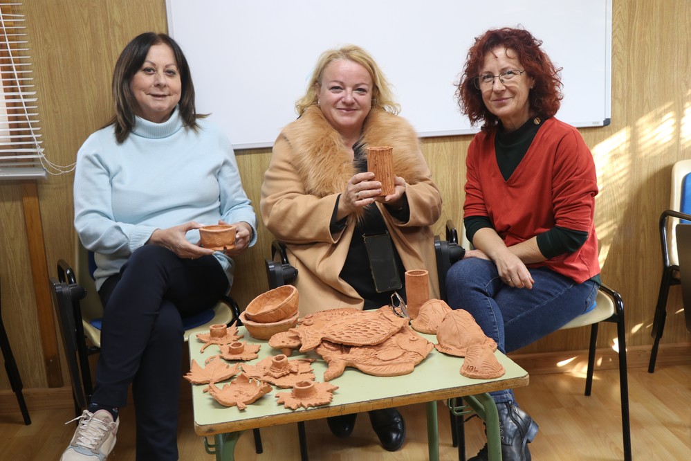 La edil María del Mar Martínez visita el taller terapéutico de salud mental de cerámica y acuarela