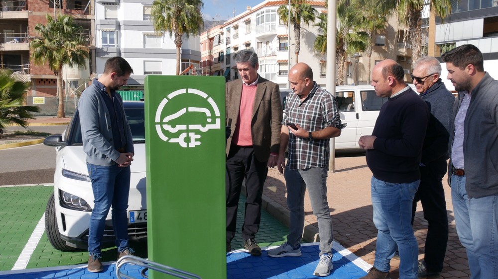 Adra ofrece un servicio gratuito de recarga de vehículos, bicicletas y patinetes eléctricos