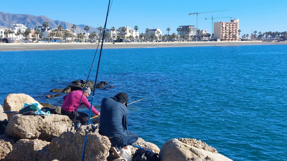 El Ayuntamiento de Adra gestiona más de 320 licencias de pesca durante el año 2023