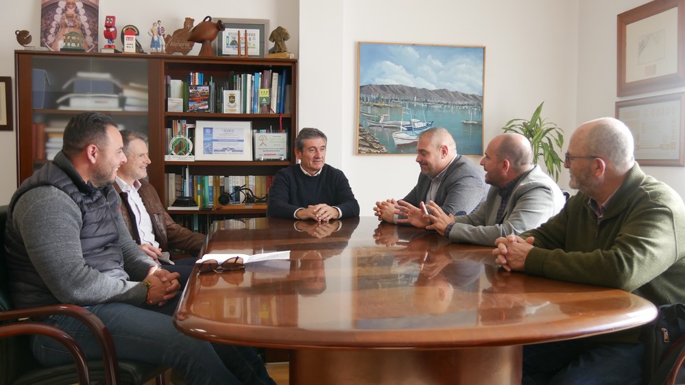 Manuel Cortés recibe a la nueva Junta Directiva del Club de Tenis Adra