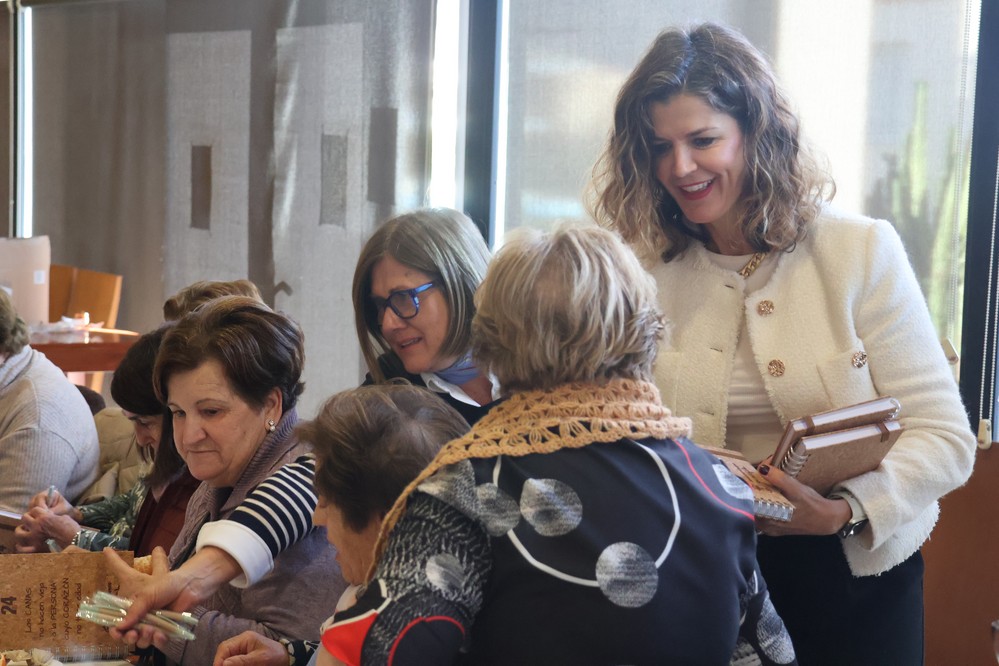  Los talleres de Memoria de Servicios Sociales de El Ejido comienzan el año con una entrega de agendas y un desayuno de convivencia