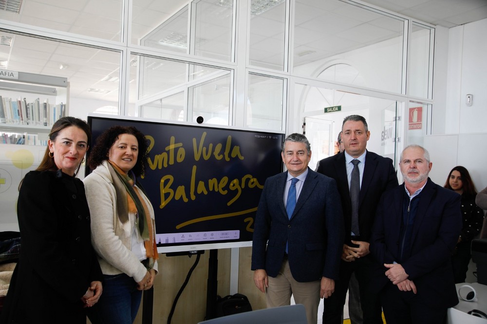El consejero de la Presidencia inaugura el Punto Vuela de Balanegra
