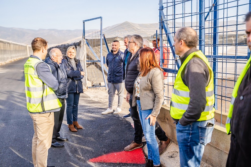 Amat visita las obras de asfaltado en el Camino de Las Salinas a Vícar