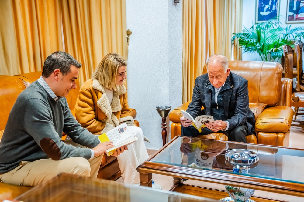 La influencer Sheila Hernández entrega al alcalde el ejemplar de su primer libro que presentara en el Teatro Auditorio