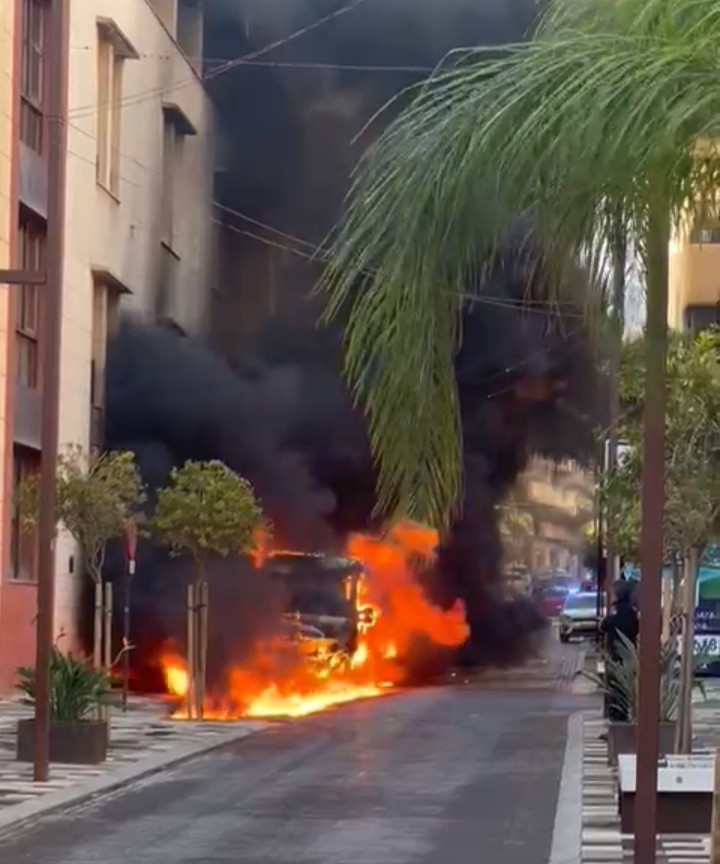 Aparatoso incendio junto al Ayuntamiento de El Ejido
