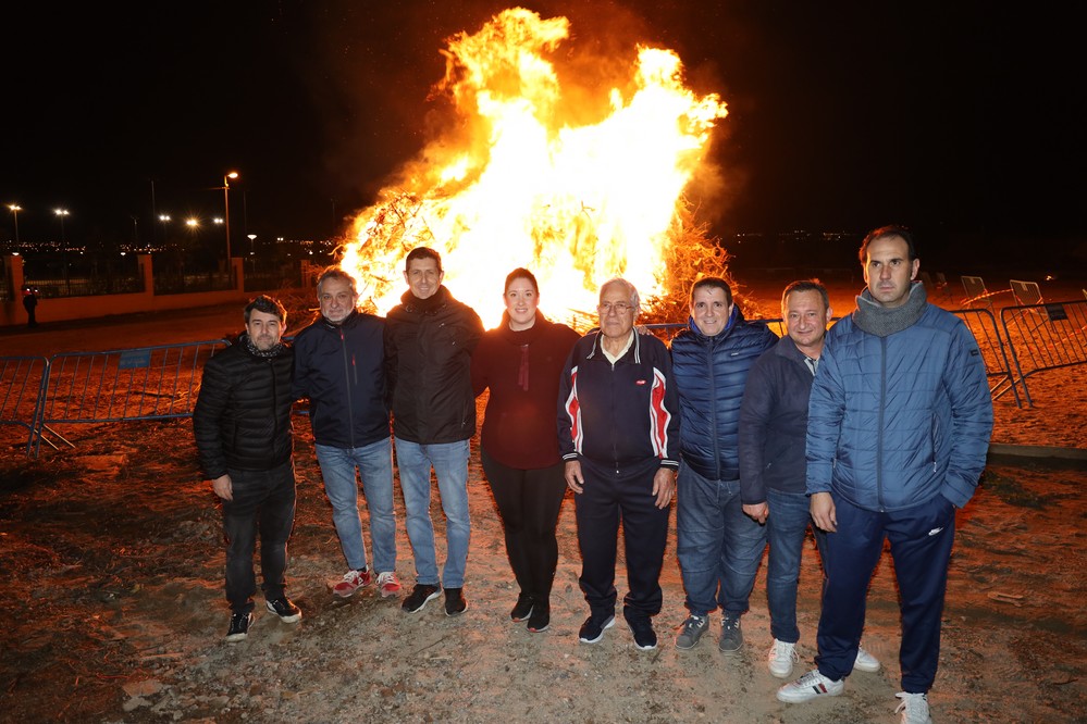 Santa María del Águila mantiene la tradición de las hogueras de San Antón para celebrar la fiesta del patrón de los animales