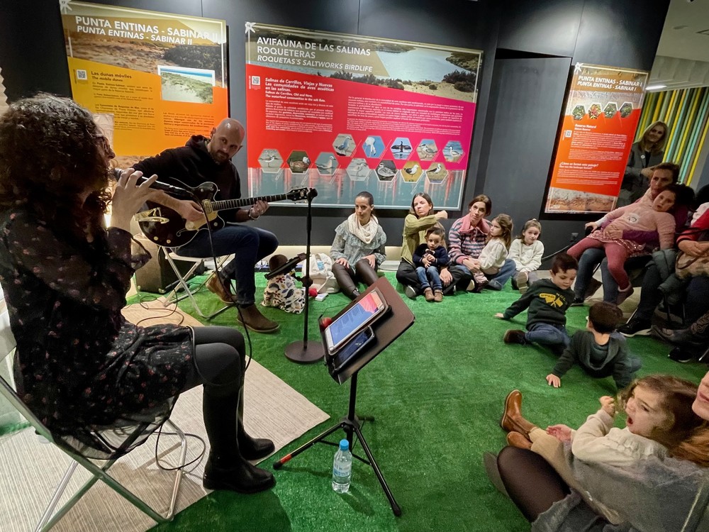 El Aula del Mar se convierte en un club familiar de música con la maravillosa actuación de Verónica Pintor y Carlos López