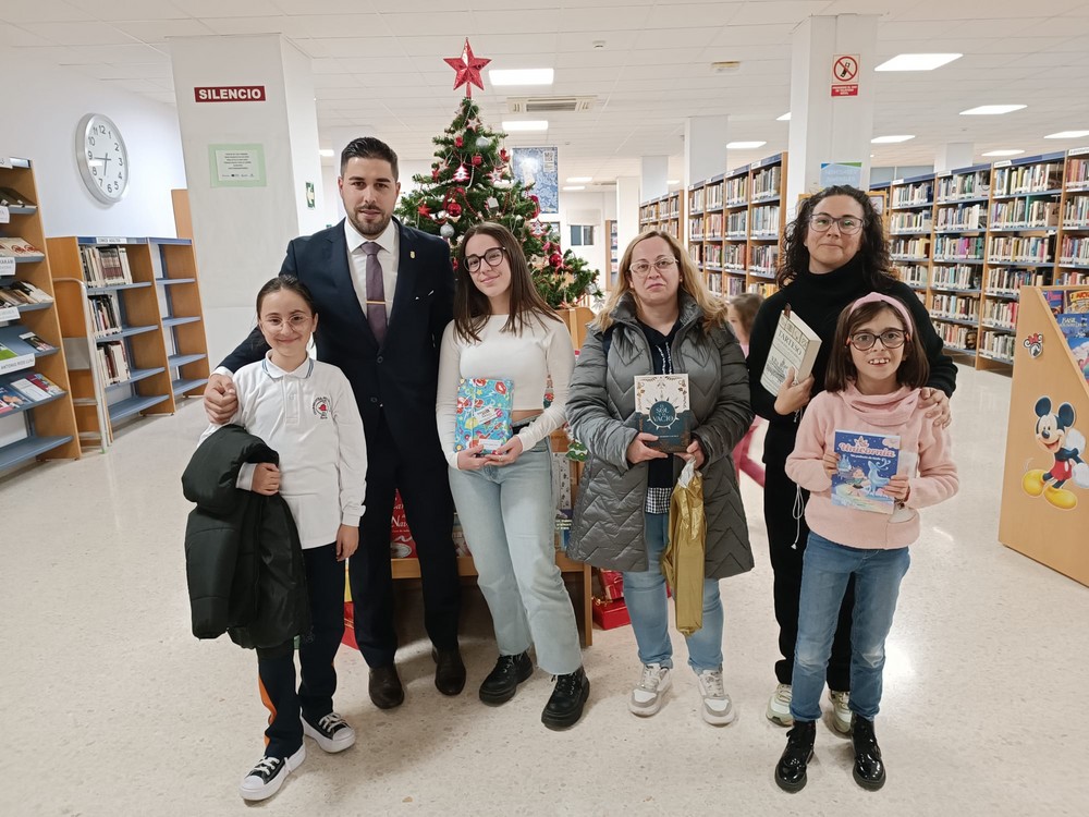 La Biblioteca Municipal de Adra entrega los premios por el ‘rasca y gana’ de Navidad a sus lectores más fieles