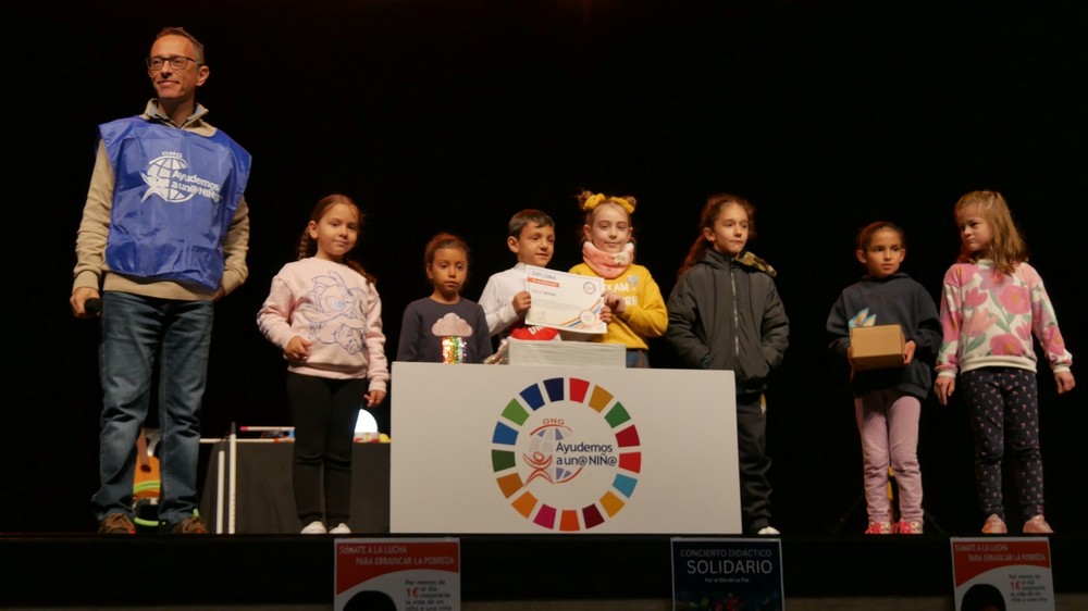 El Auditorio Ciudad de Adra reúne a casi 1000 escolares en un concierto benéfico con instrumentos reciclados