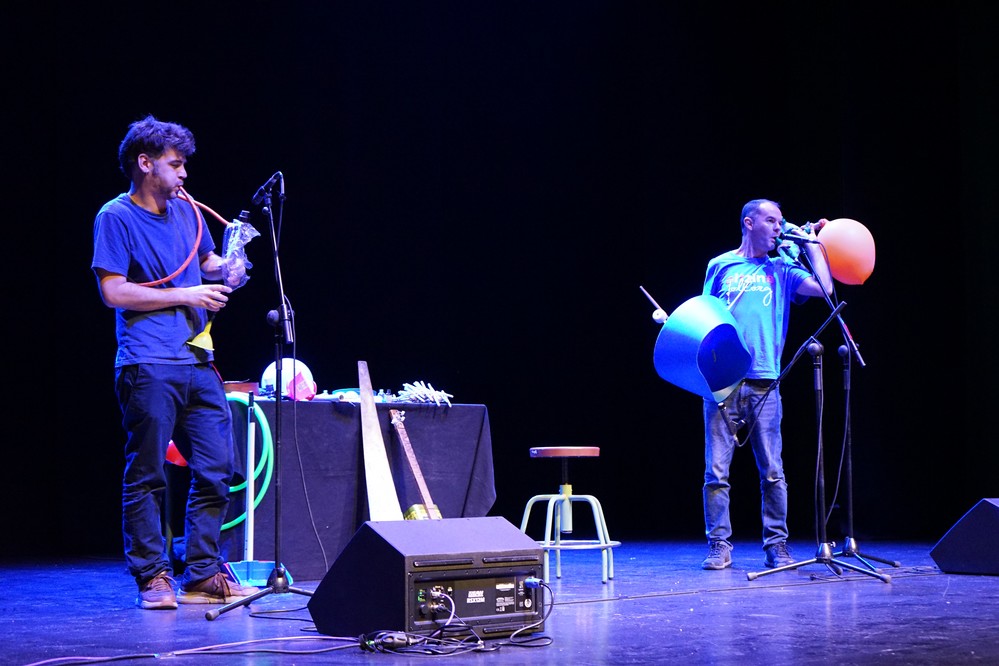Más de medio millar de escolares disfrutan de un concierto solidario a favor de la ONG ‘Ayudemos a un@ Niñ@’