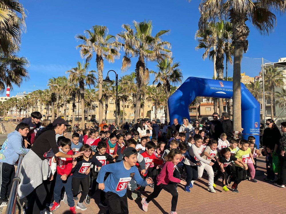 Cientos de alumnos y alumnas del CEIP Mare Nostrum corren por la infancia en Adra junto a la ONG ‘Save the Children’
