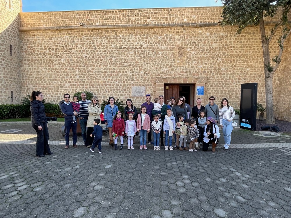 Las familias se sumergen en la cultura de Roquetas vinculada con el mar en la nueva visita teatralizada marinera